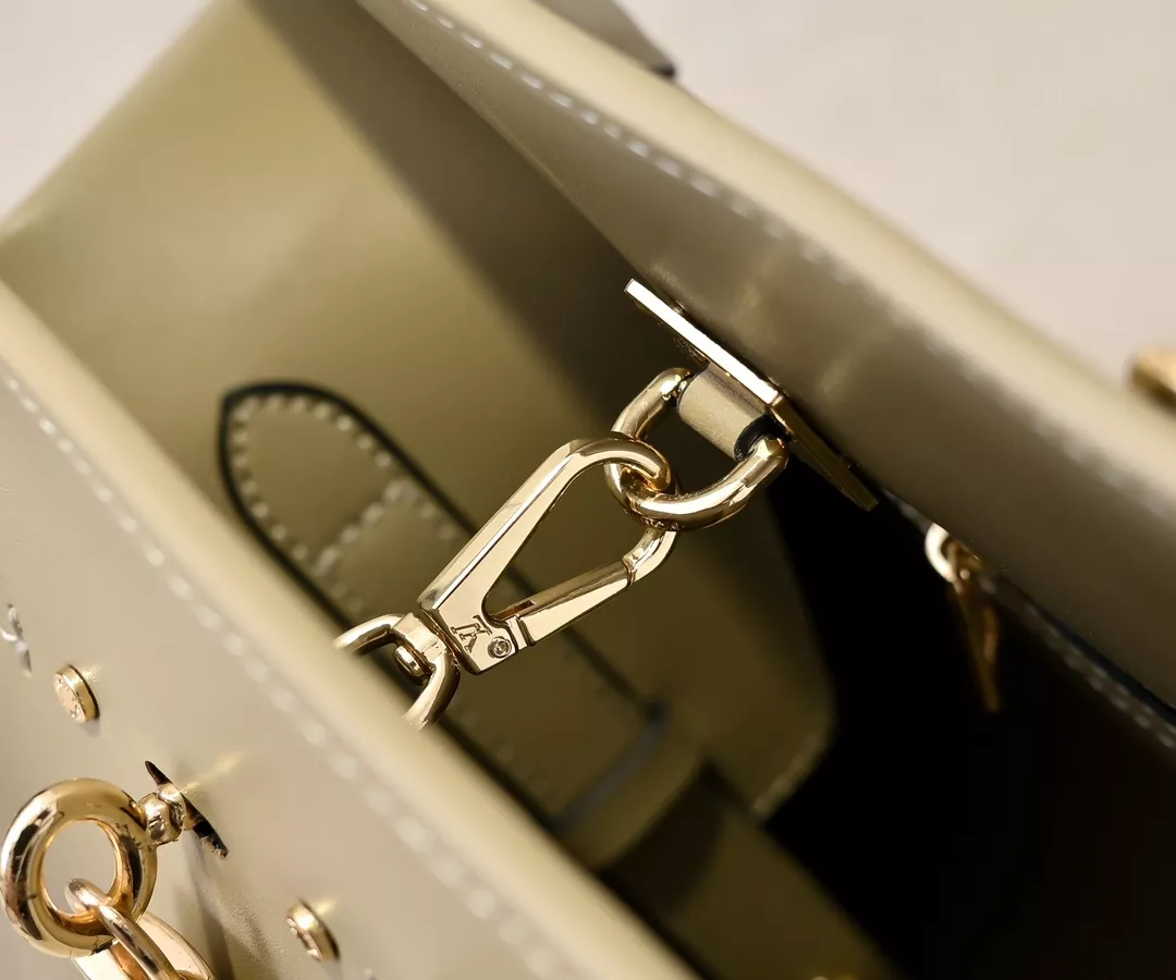 Louis Vuitton AAA Quality Handbags For Women Trendy 8445