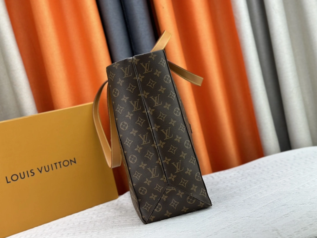 Louis Vuitton AAA Quality Handbags For Women Unique 943