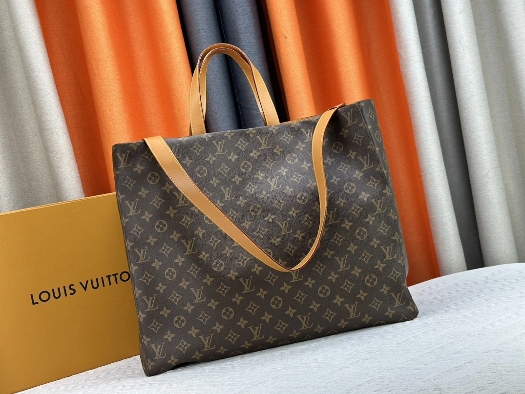 Louis Vuitton AAA Quality Handbags For Women Unique 943