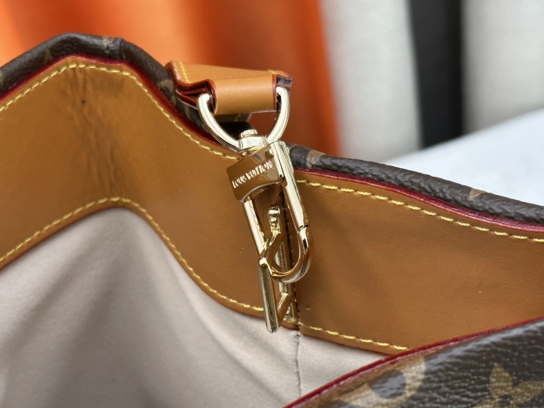 Louis Vuitton AAA Quality Handbags For Women Unique 943