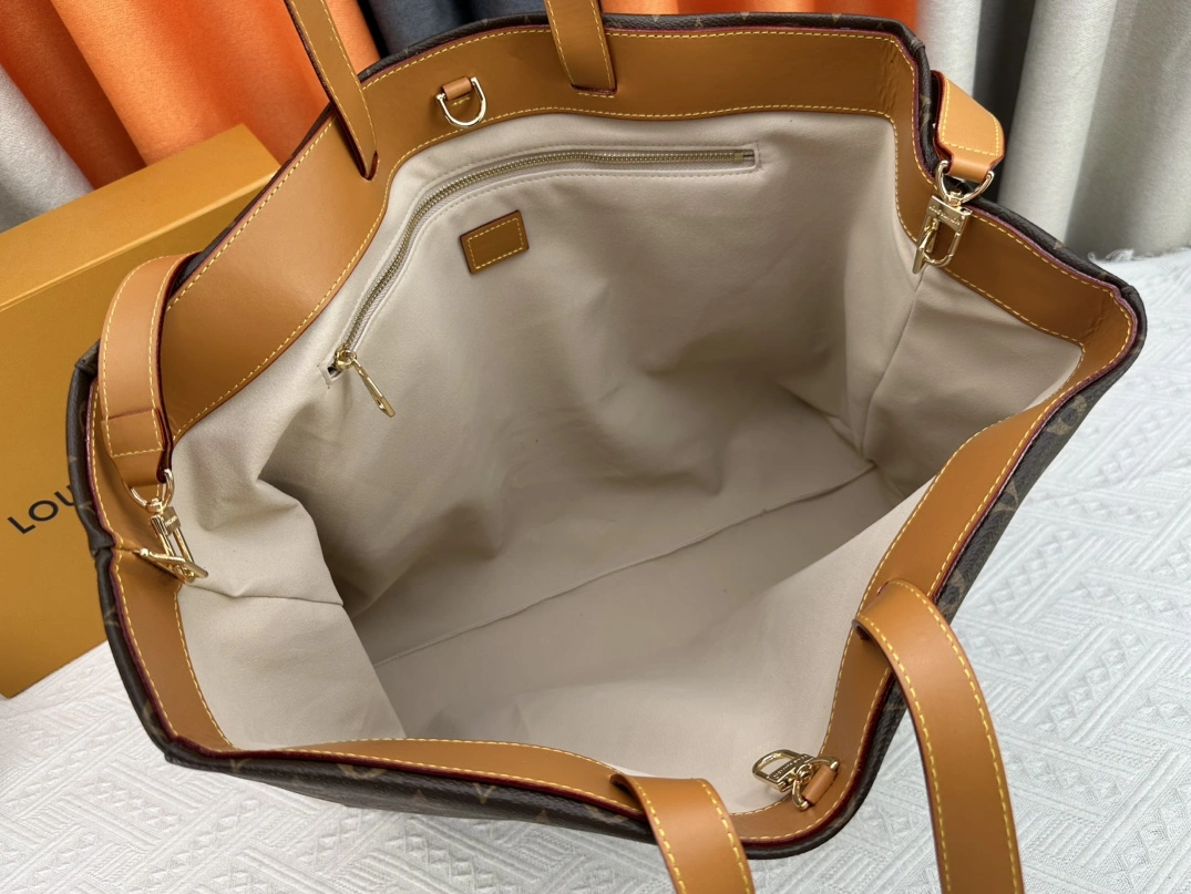 Louis Vuitton AAA Quality Handbags For Women Unique 943