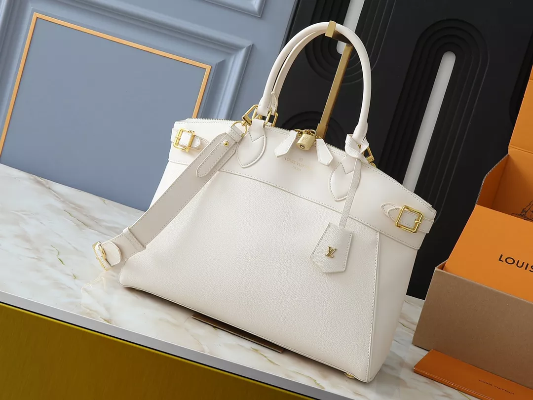 Louis Vuitton AAA Quality Handbags For Women Versatile 728