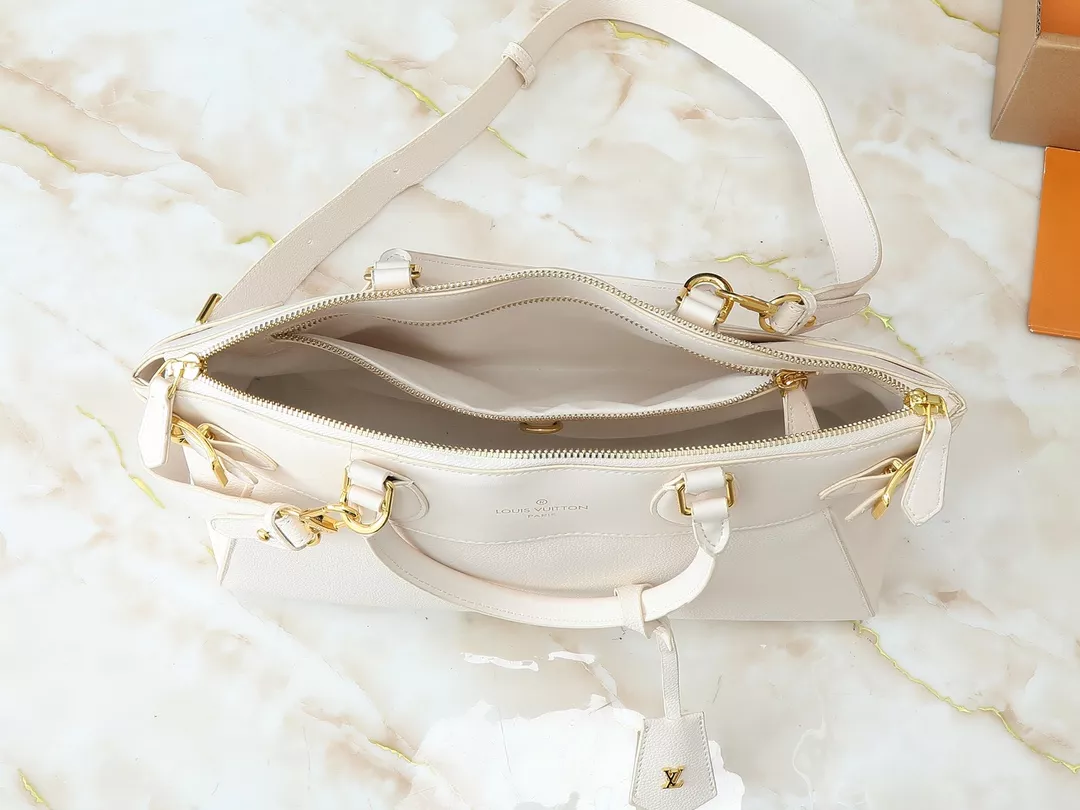 Louis Vuitton AAA Quality Handbags For Women Versatile 728
