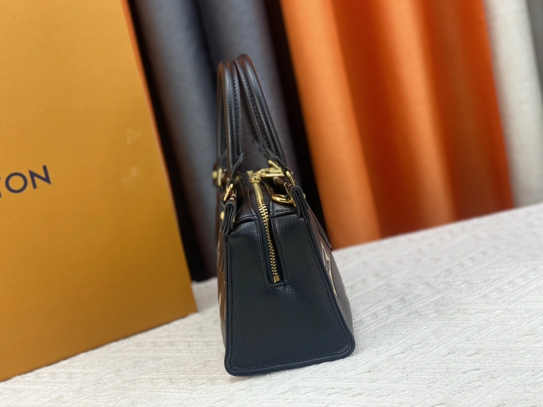 Louis Vuitton AAA Quality Handbags For Women WellDesigned 3816