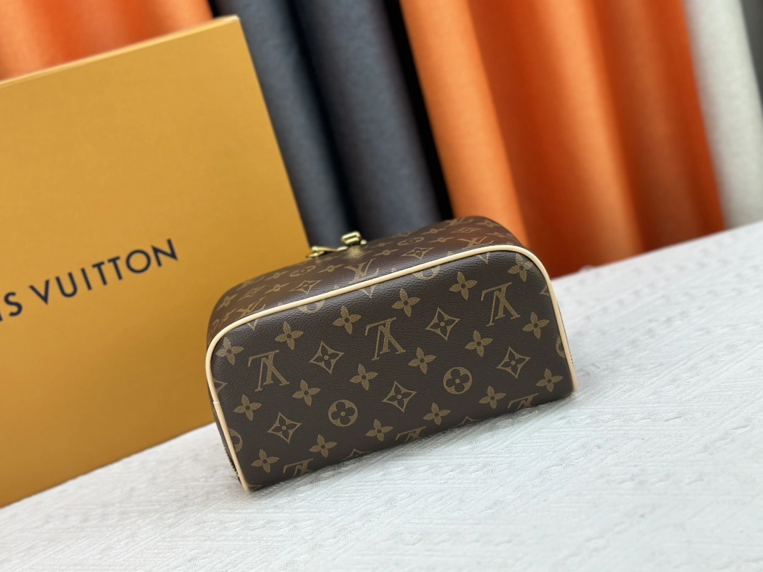 Louis Vuitton AAA Quality Handbags Functional 8892