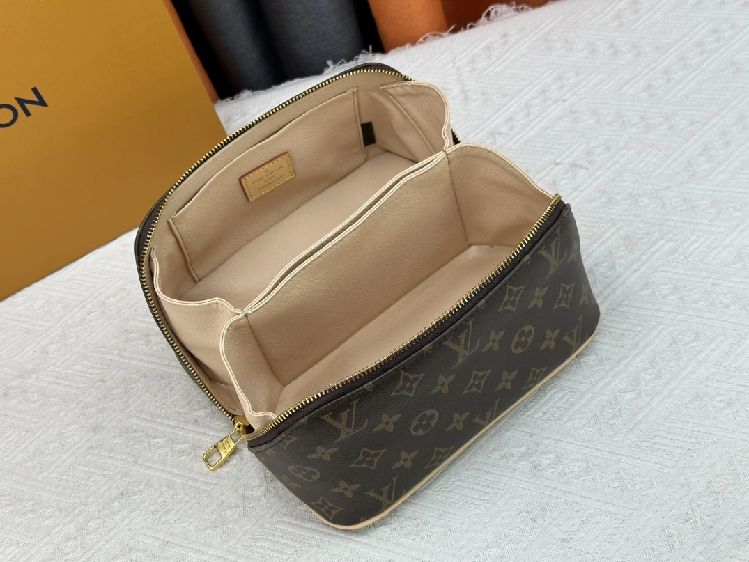 Louis Vuitton AAA Quality Handbags Functional 8892