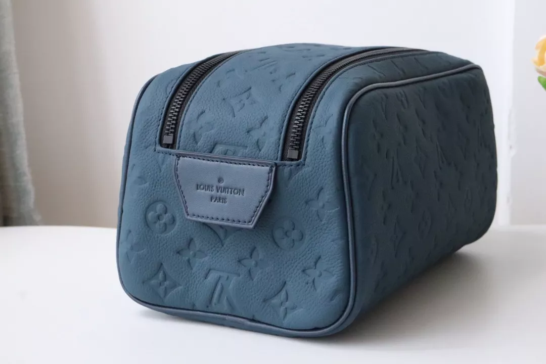 Louis Vuitton AAA Quality Handbags Stylish 4283