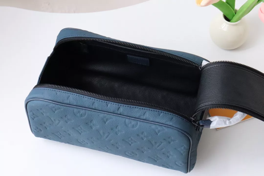 Louis Vuitton AAA Quality Handbags Stylish 4283