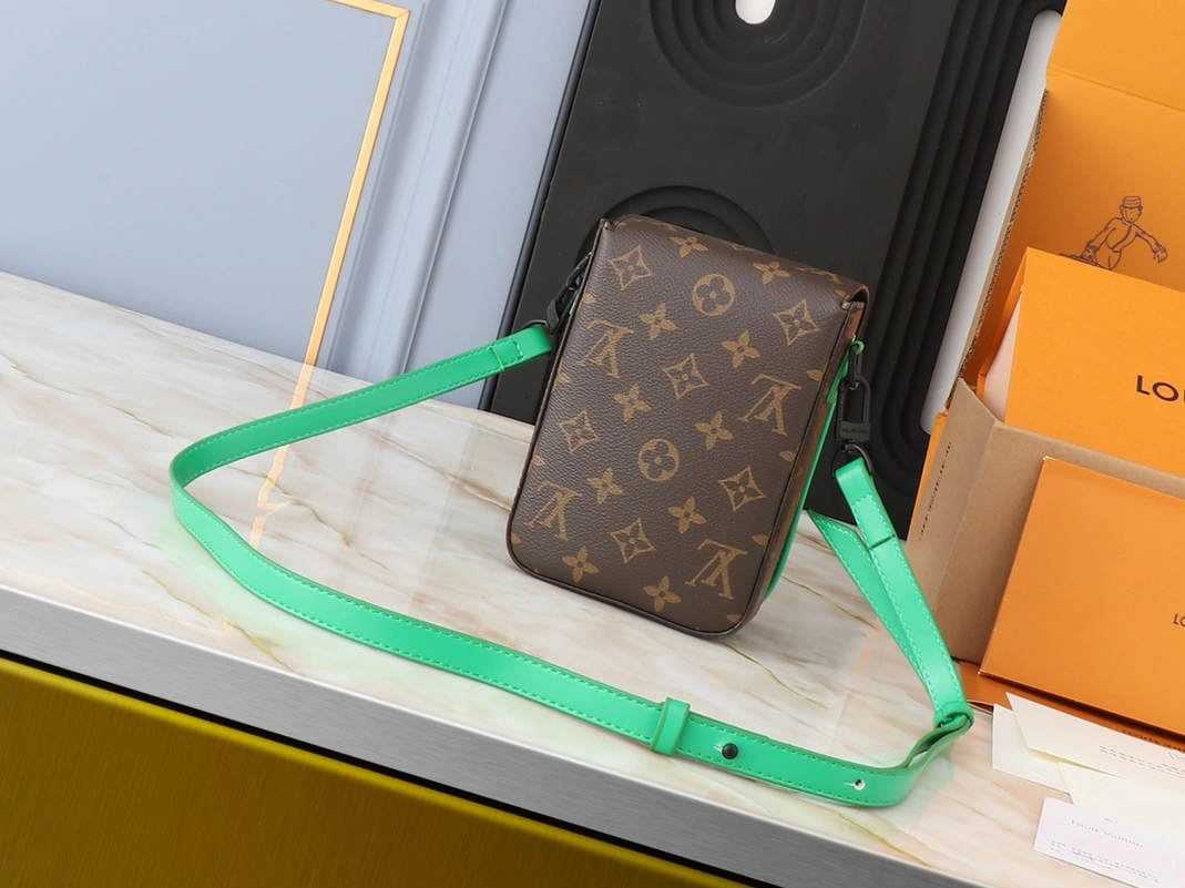 Louis Vuitton AAA Quality Messenger Bags For Unisex Classic 6852