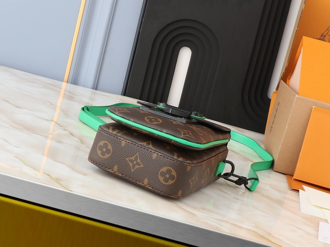 Louis Vuitton AAA Quality Messenger Bags For Unisex Classic 6852