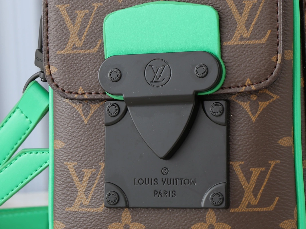 Louis Vuitton AAA Quality Messenger Bags For Unisex Classic 6852