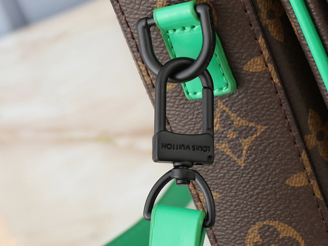 Louis Vuitton AAA Quality Messenger Bags For Unisex Classic 6852
