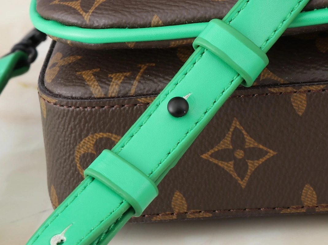 Louis Vuitton AAA Quality Messenger Bags For Unisex Classic 6852