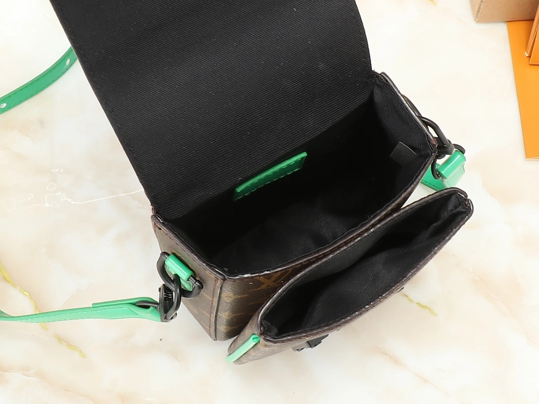 Louis Vuitton AAA Quality Messenger Bags For Unisex Classic 6852