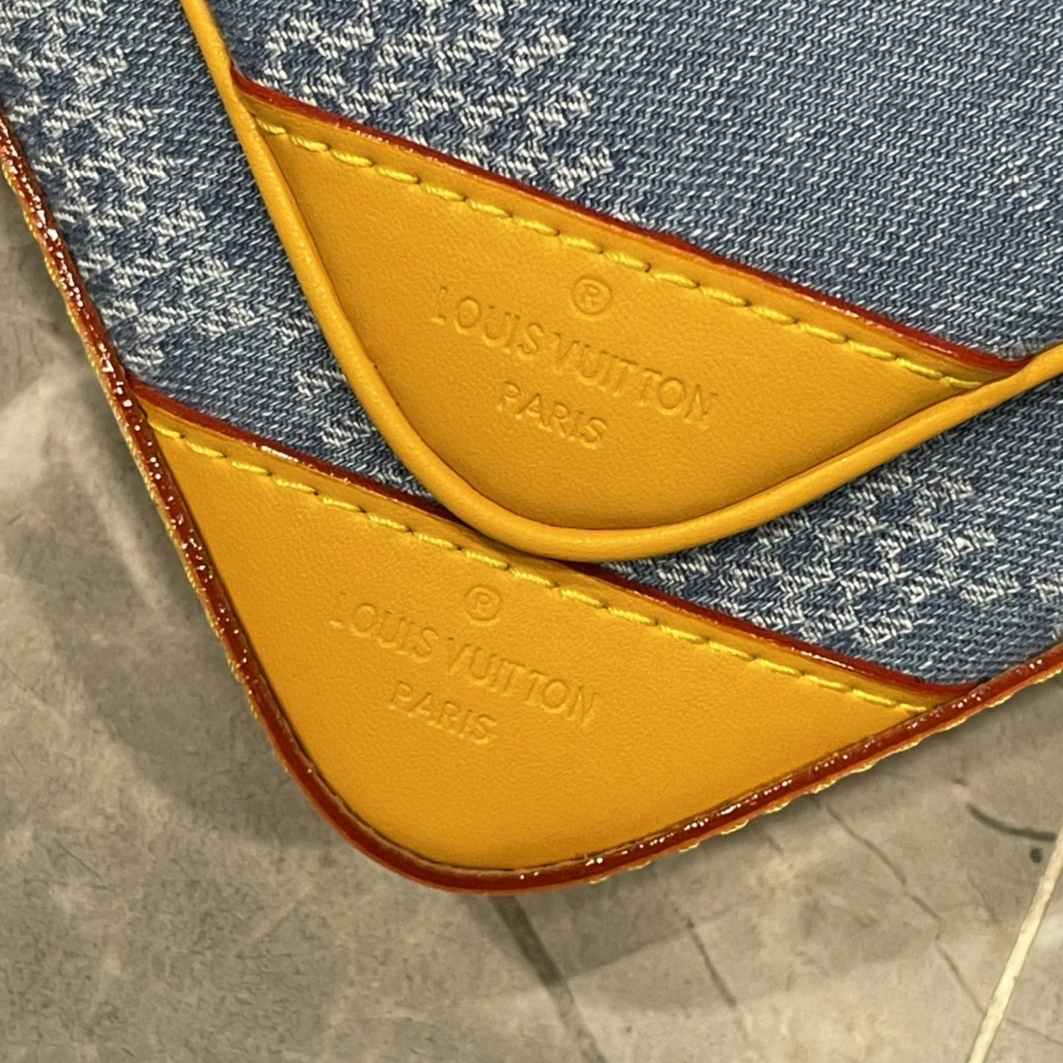 Louis Vuitton AAA Quality Messenger Bags For Unisex Comfortable 4353