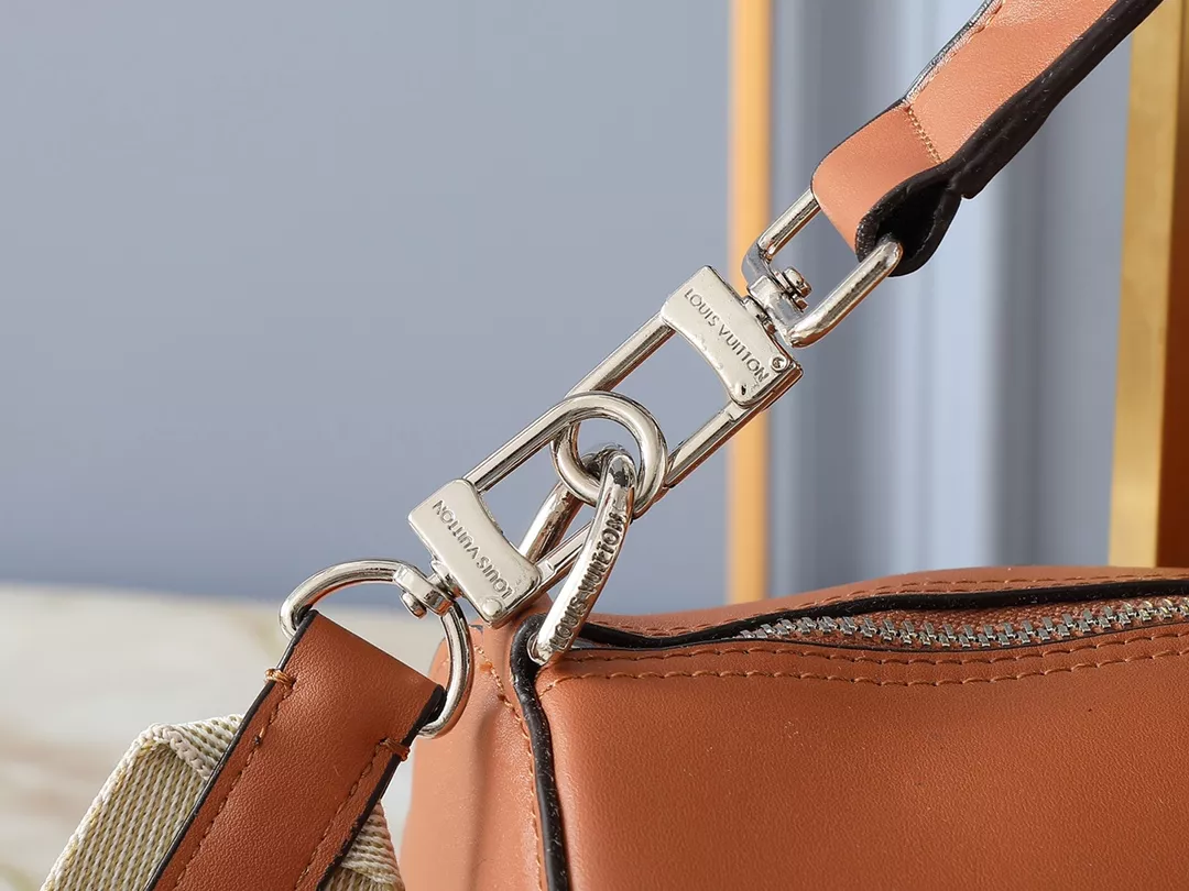 Louis Vuitton AAA Quality Messenger Bags For Unisex Cozy 605