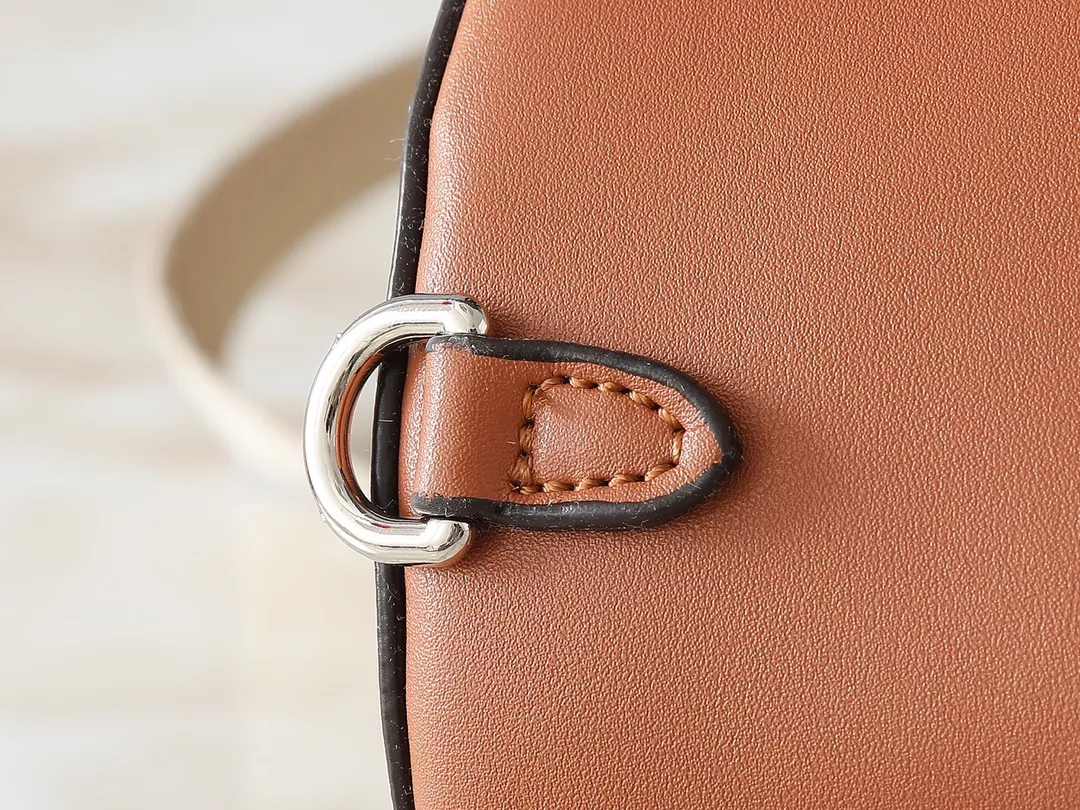 Louis Vuitton AAA Quality Messenger Bags For Unisex Cozy 605