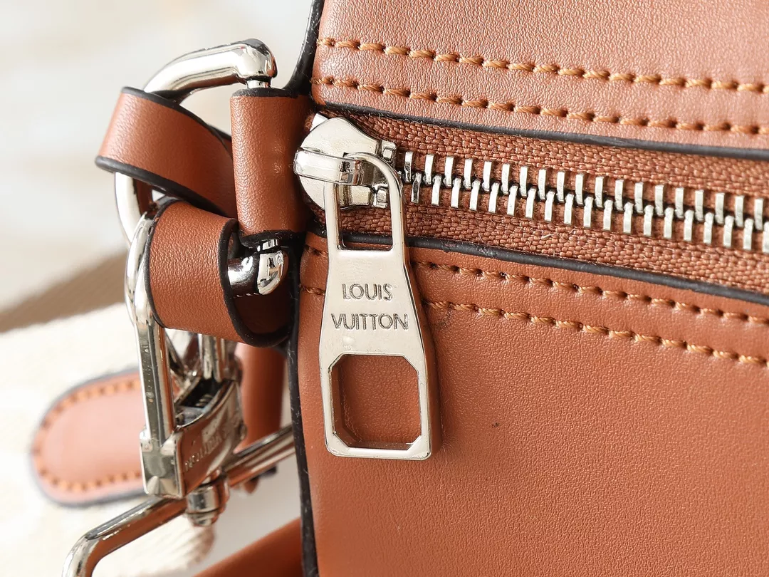 Louis Vuitton AAA Quality Messenger Bags For Unisex Cozy 605
