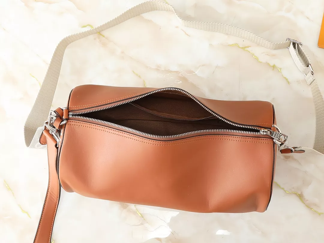 Louis Vuitton AAA Quality Messenger Bags For Unisex Cozy 605