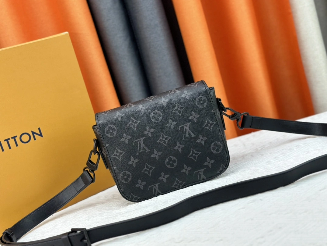 Louis Vuitton AAA Quality Messenger Bags For Unisex DailyWear 9174