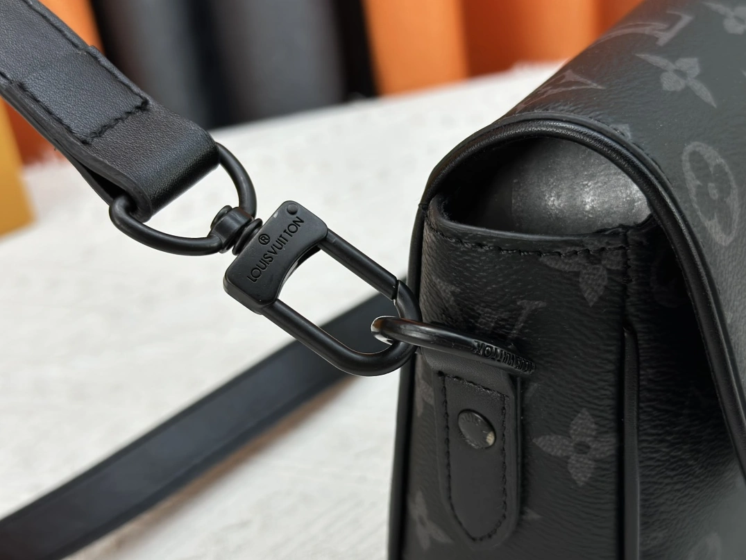 Louis Vuitton AAA Quality Messenger Bags For Unisex DailyWear 9174
