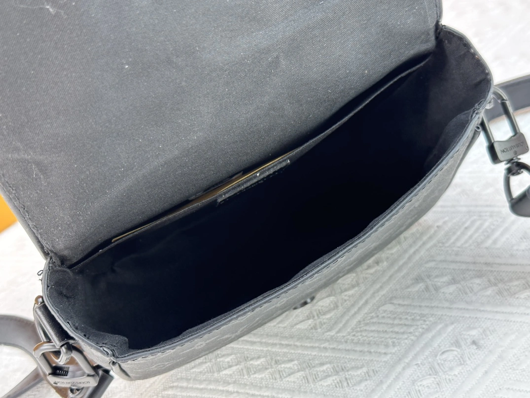 Louis Vuitton AAA Quality Messenger Bags For Unisex DailyWear 9174
