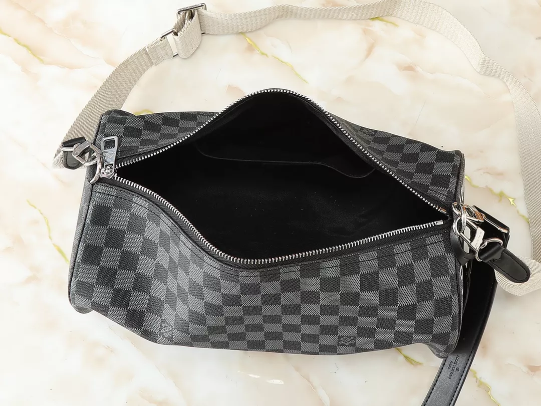 Louis Vuitton AAA Quality Messenger Bags For Unisex Durable 2423