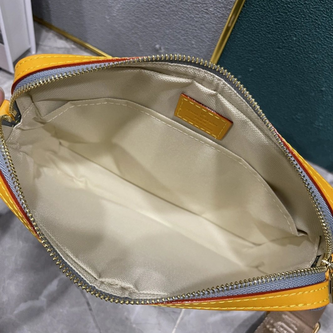 Louis Vuitton AAA Quality Messenger Bags For Unisex Durable 8270