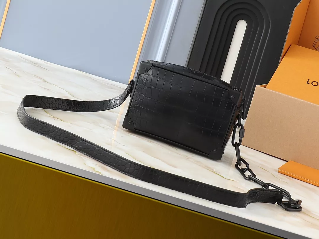 Louis Vuitton AAA Quality Messenger Bags For Unisex Elegant 1842