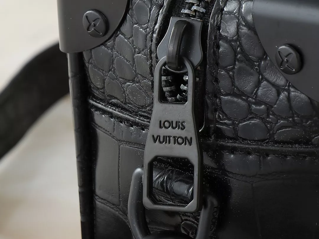 Louis Vuitton AAA Quality Messenger Bags For Unisex Elegant 1842