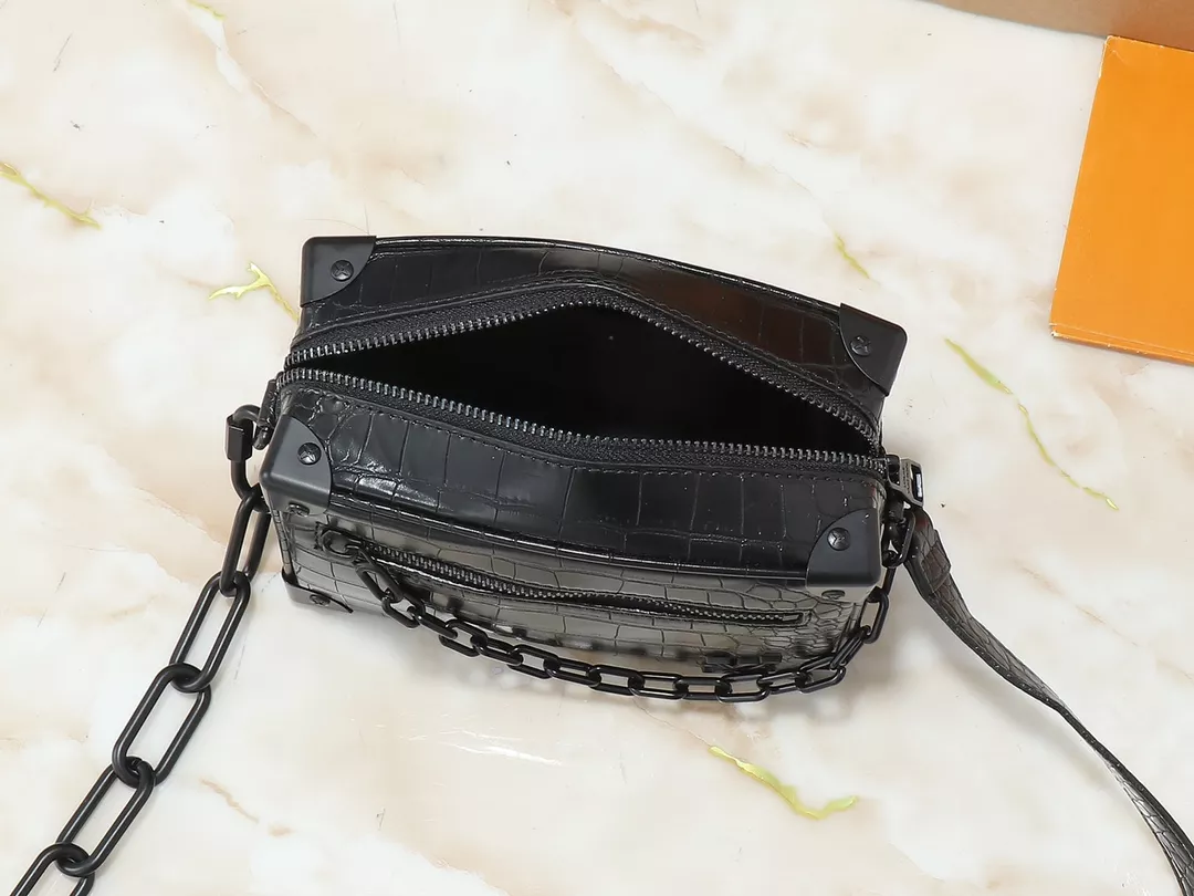 Louis Vuitton AAA Quality Messenger Bags For Unisex Elegant 1842