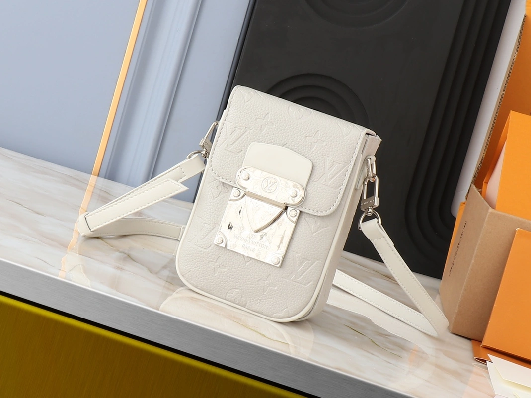 Louis Vuitton AAA Quality Messenger Bags For Unisex Functional 3346