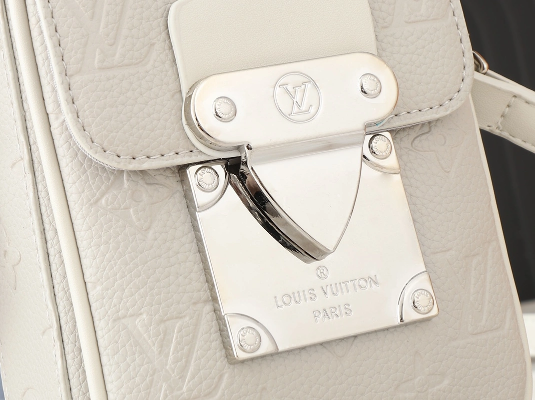 Louis Vuitton AAA Quality Messenger Bags For Unisex Functional 3346