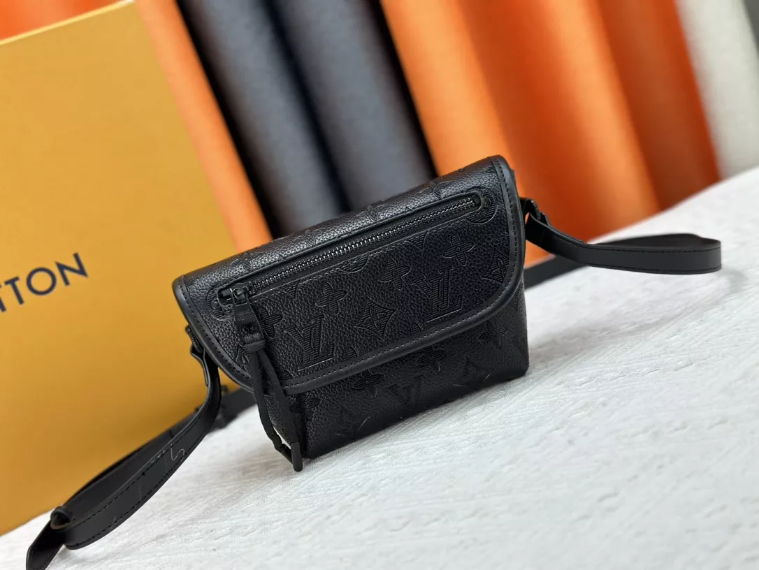 Louis Vuitton AAA Quality Messenger Bags For Unisex Popular 5218