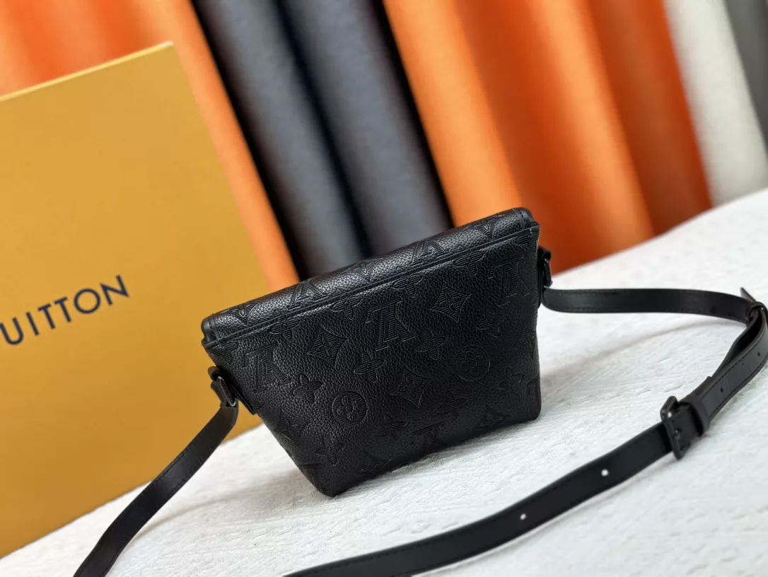 Louis Vuitton AAA Quality Messenger Bags For Unisex Popular 5218