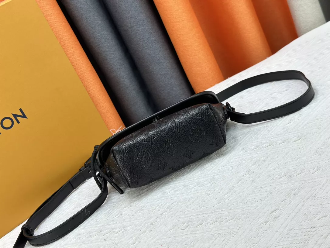 Louis Vuitton AAA Quality Messenger Bags For Unisex Popular 5218