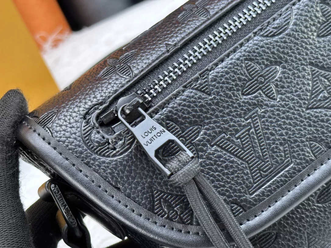 Louis Vuitton AAA Quality Messenger Bags For Unisex Popular 5218