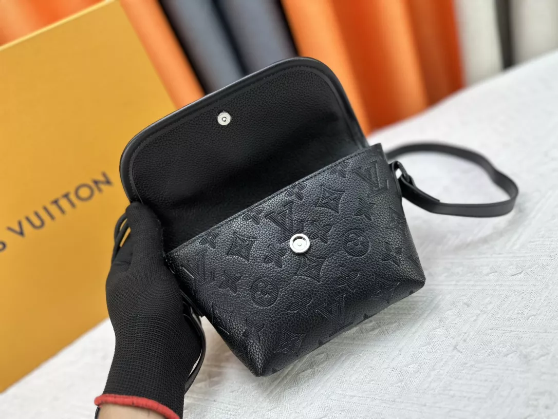 Louis Vuitton AAA Quality Messenger Bags For Unisex Popular 5218