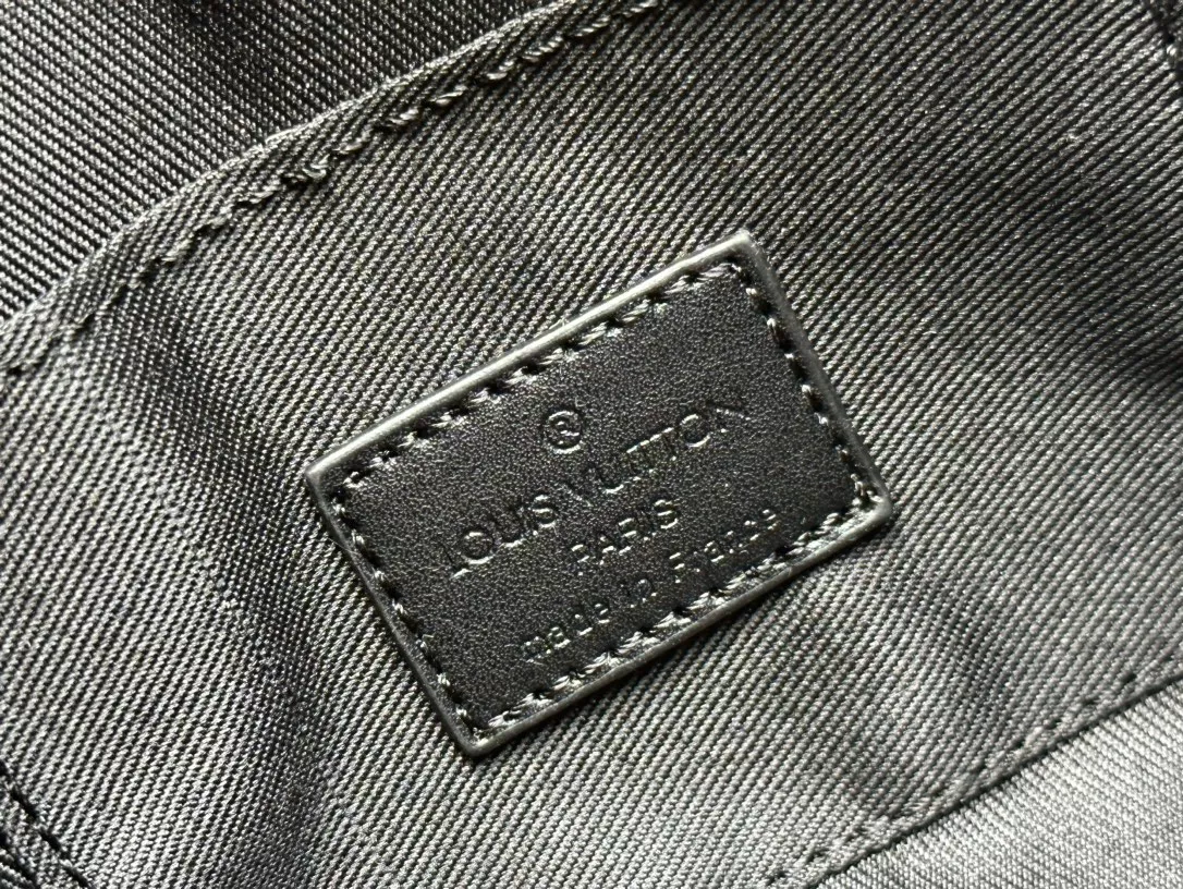Louis Vuitton AAA Quality Messenger Bags For Unisex Popular 5218