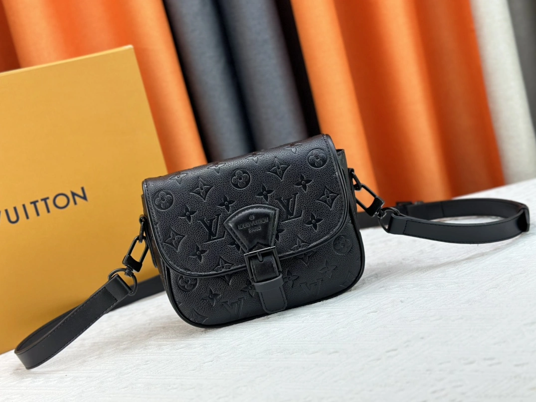 Louis Vuitton AAA Quality Messenger Bags For Unisex Refined 4635