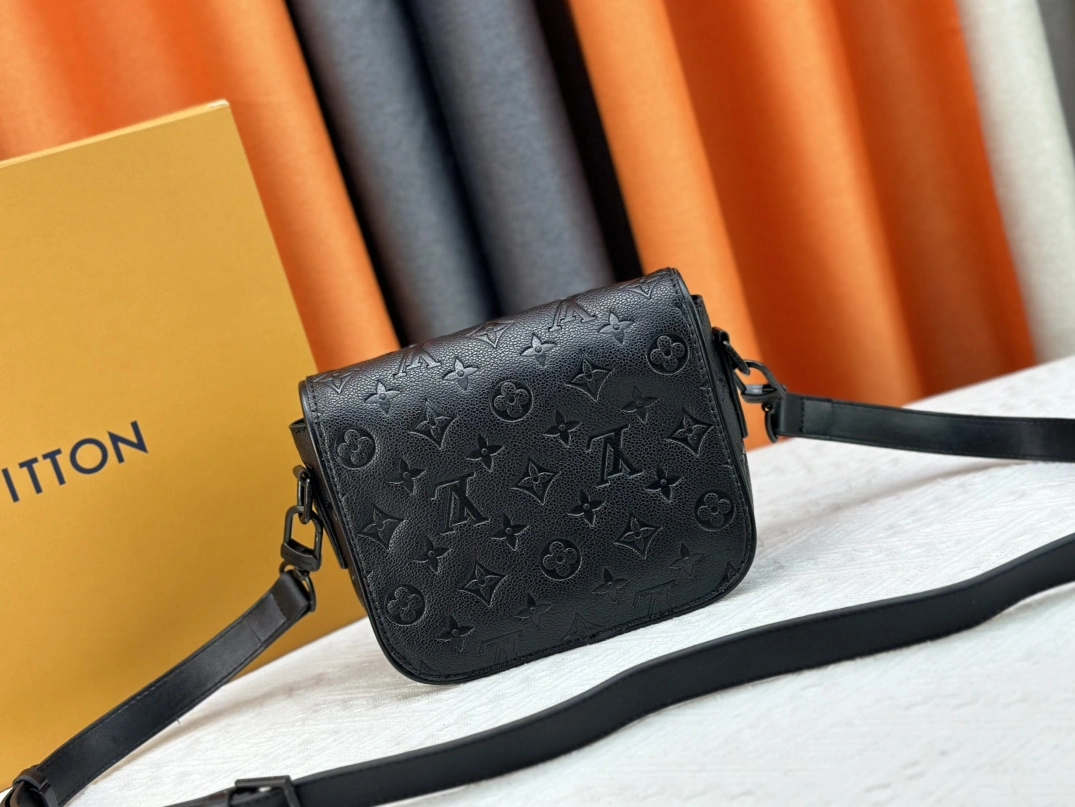 Louis Vuitton AAA Quality Messenger Bags For Unisex Refined 4635