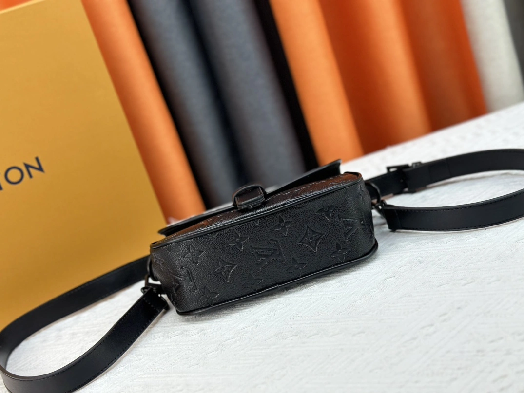 Louis Vuitton AAA Quality Messenger Bags For Unisex Refined 4635