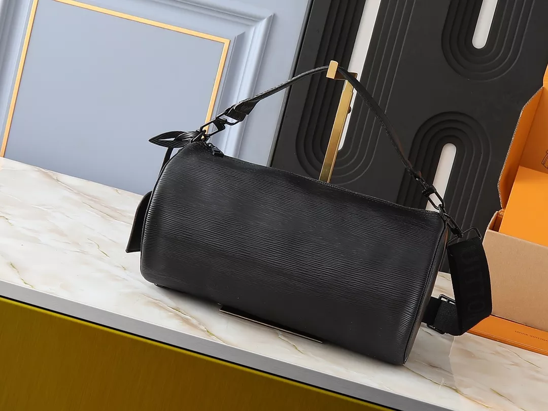 Louis Vuitton AAA Quality Messenger Bags For Unisex Sleek 1131