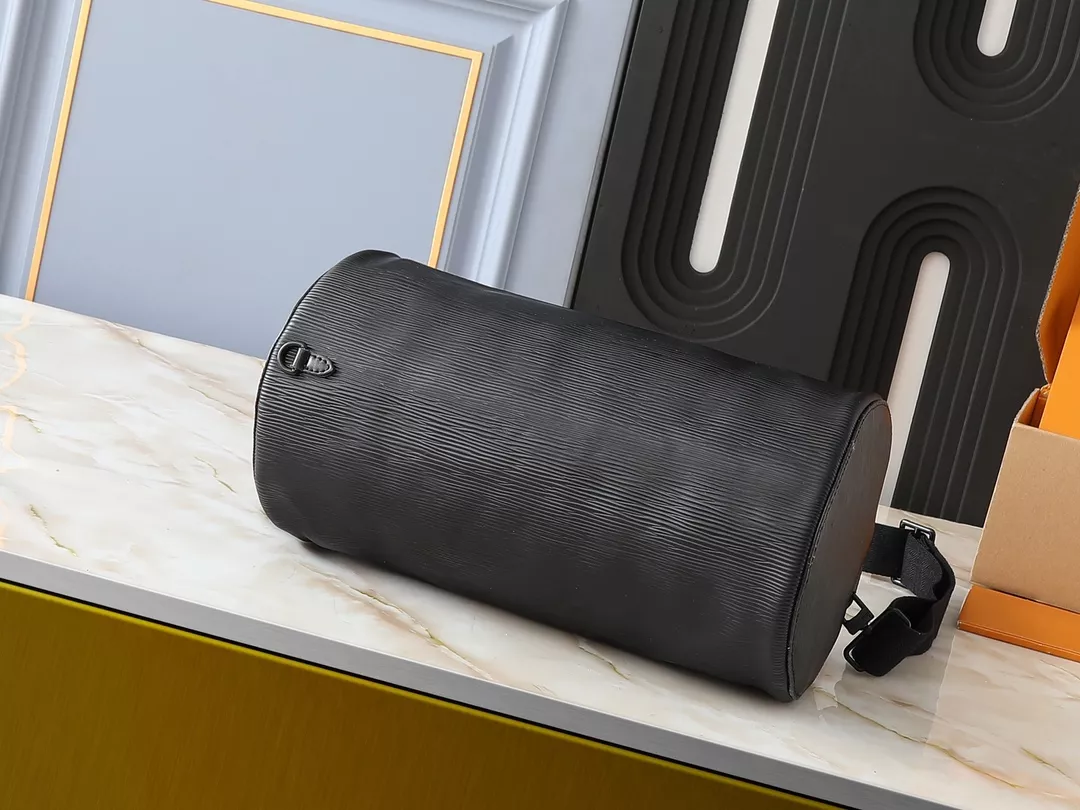 Louis Vuitton AAA Quality Messenger Bags For Unisex Sleek 1131