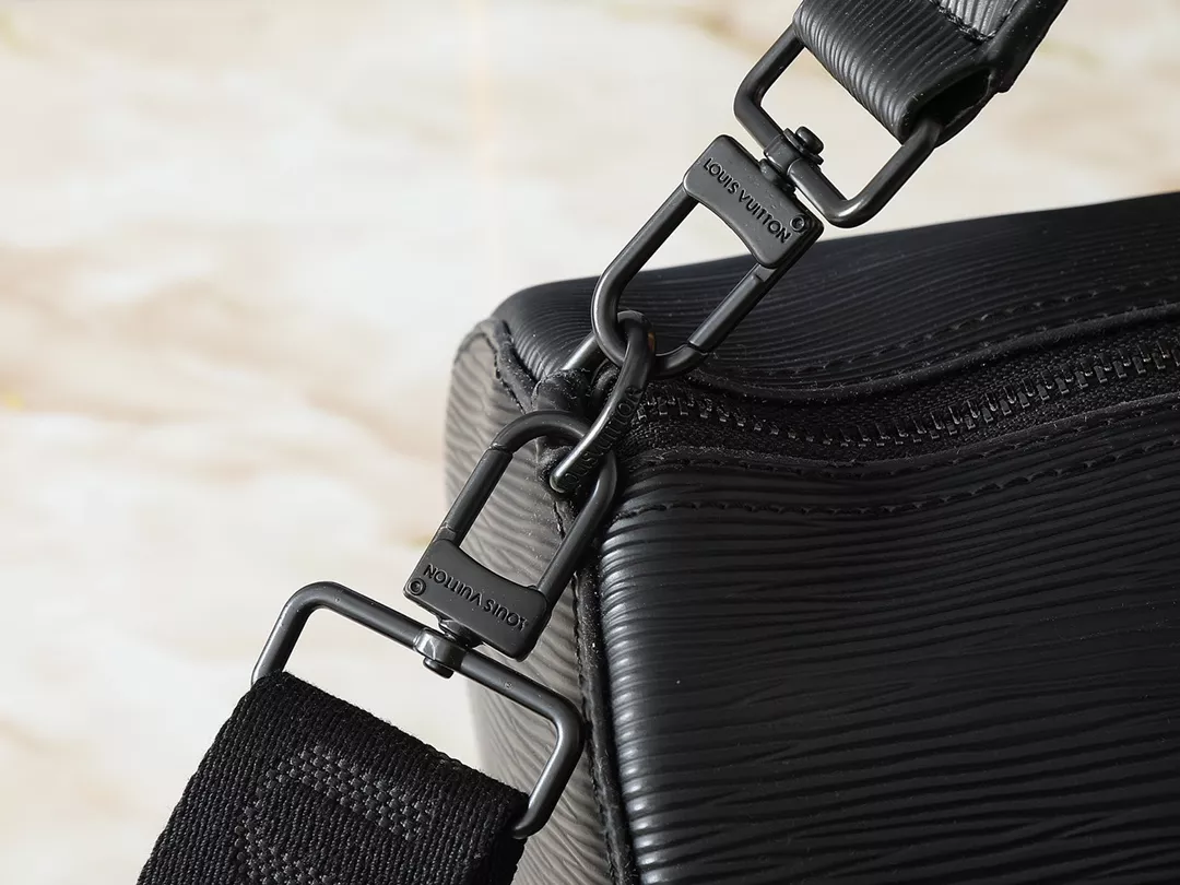 Louis Vuitton AAA Quality Messenger Bags For Unisex Sleek 1131