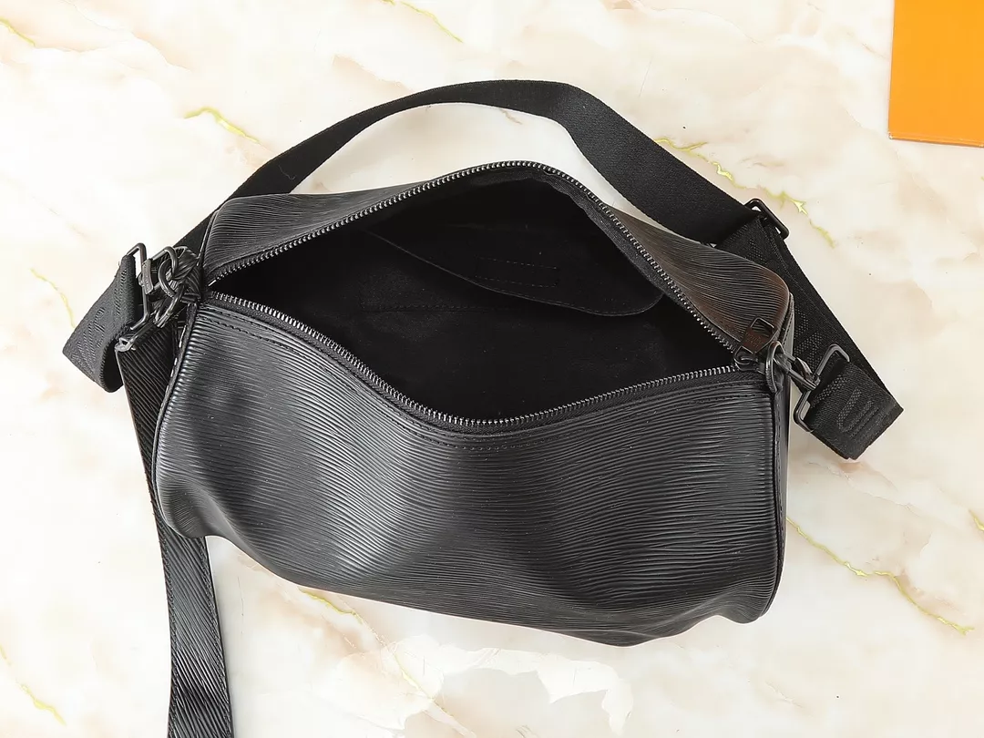 Louis Vuitton AAA Quality Messenger Bags For Unisex Sleek 1131