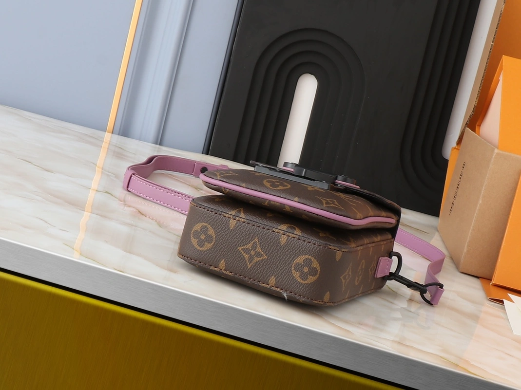 Louis Vuitton AAA Quality Messenger Bags For Unisex Sleek 3429