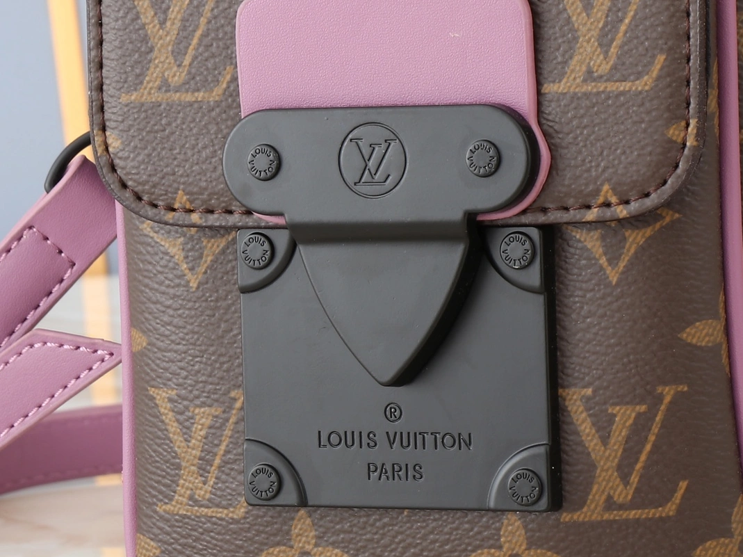 Louis Vuitton AAA Quality Messenger Bags For Unisex Sleek 3429