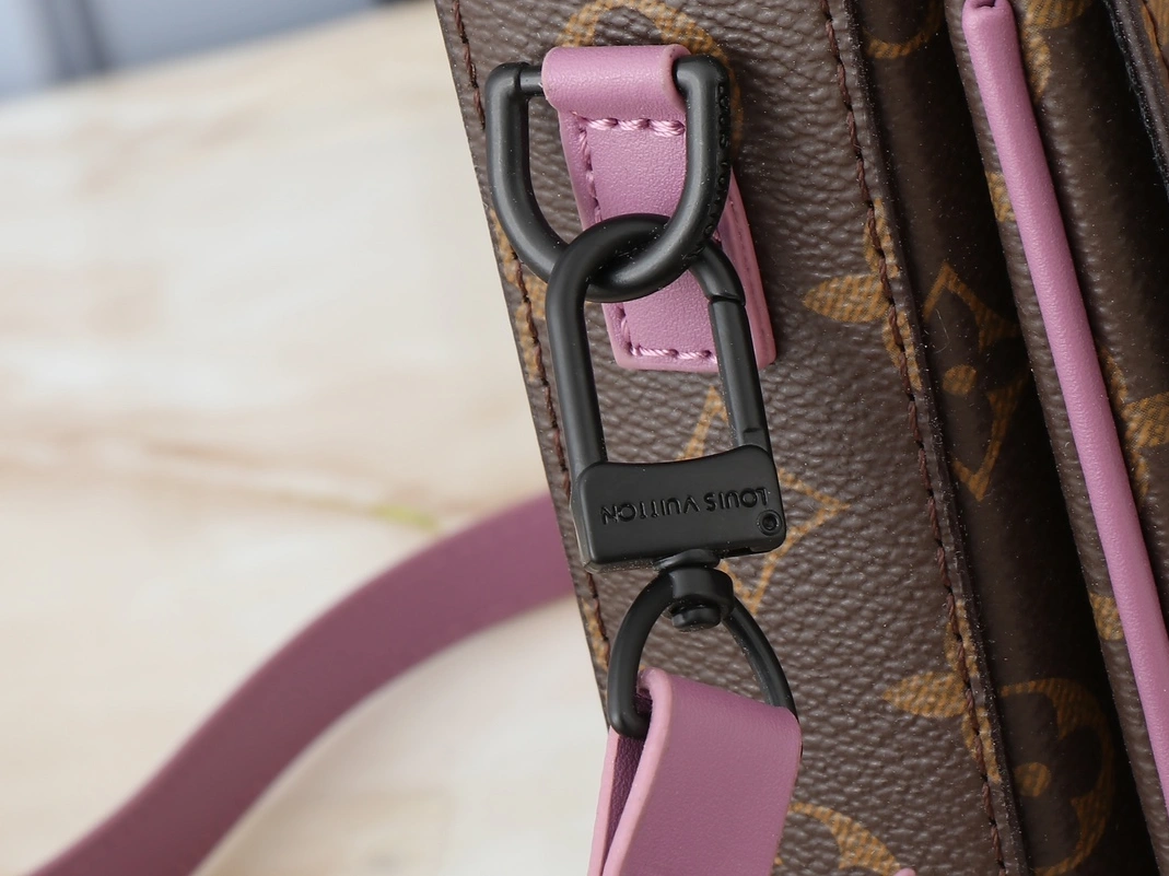Louis Vuitton AAA Quality Messenger Bags For Unisex Sleek 3429