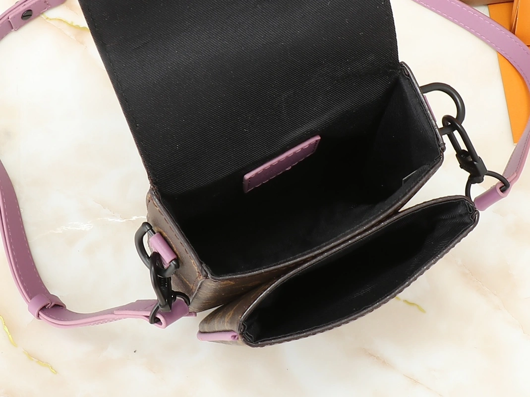 Louis Vuitton AAA Quality Messenger Bags For Unisex Sleek 3429